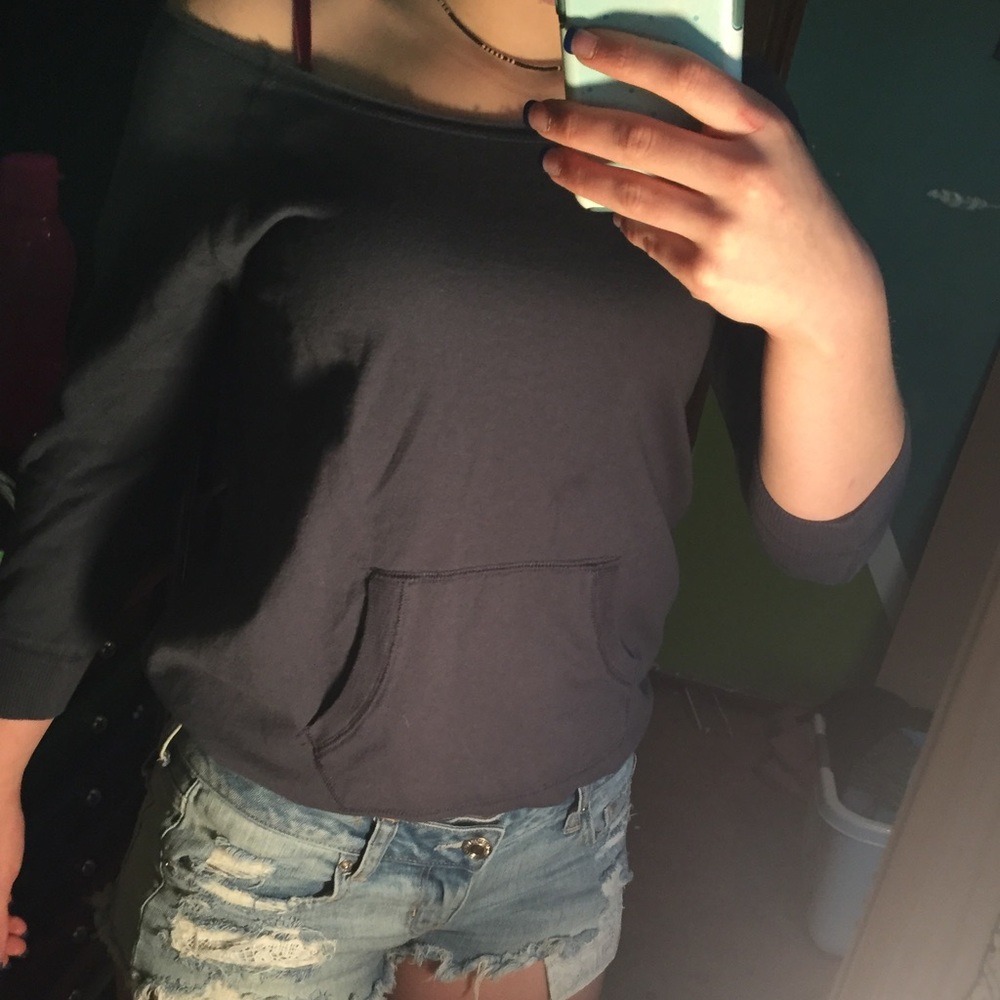 Off the shoulder sweatshirt w/ pocket.